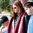 רונה רמון וילדיה על קברו של אילן ז"ל צילום: דובר צה"ל