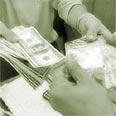 מעבירים כסף מיד ליד צילום: עטא עוויסאת