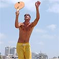 הרוב לא בעד קרם הגנה צילום: שלום בר טל