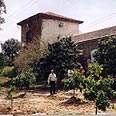 המבנה עצמו, בשטח של כ-100 מ"ר, בנוי כיתר המבנים מאבני כורכר שטויחו 