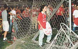 אוהדים שברו את השער במשחק האליפות בין בני יהודה הפו