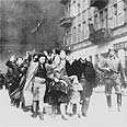 יהודים בגטו ורשה מובלים בידי חיילי ס"ס, 1943 יהודים בגטו ורשה מובלים בידי חיילי ס"ס, 1943