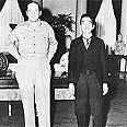 לצד קיסר יפן הירוהיטו (1945)