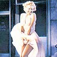 בסצינה מפורסמת מתוך סרטו של בילי ויילדר "The Seven Year Itch"