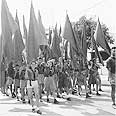 חניכי השומר הצעיר בהפגנת 1 במאי ב-1946