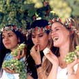 בימי בית שני נהגו בנות ישראל לצאת במחולות בכרמים בבגדים לבנים שאולים