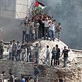 פלסטינים משתלטים על קבר יוסף צילום:אי פי