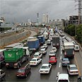 נכנסנו למכונית ונבלענו בנתיבי איילון צילום: דודו פריד
