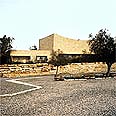 שדה בוקר. ביקור בצריף של בן גוריון ובמטבחה של פולה צילום: אייל ברטוב, החברה להגנת הטבע