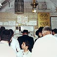 על מחצית הקבר הציבו מחיצה בין הגברים והנשים, כך שכולם  יוכלו לגעת בו ולהתפלל עליו 