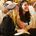 מדונה בתפילה צילום: דוויד רולינגס, מרכז הקבלה ישראל