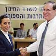 מנכ"ל מיקרוסופט ישראל, אריה סקופ, ומנכ"לית משרד החינוך, רונית תירוש, הבוקר. ממחזרים הכרזות צילום: באובאו