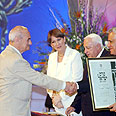 אמיר (משמאל) מקבל את פרס ישראל לתרגום, 2003