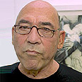 אורי ליפשיץ. בהגדלה עם דיוקן של אריאל שרון