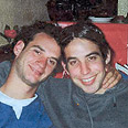 רותם נחשון, מימין 