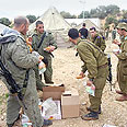 "כובלים את ידינו". ממתינים בשטח לפקודה צילום: חנן גרינברג