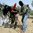 פלסטינים משגרים. ארכיון צילום: איי פי