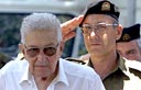 שמעון חפץ ועזר ויצמן. צילום: רויטרס