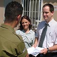 עו"ד דן באומן ועו"ד סיון עומר. "נ' עבר תהליך קשה" צילום: חנן גרינברג