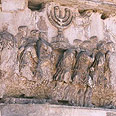 שער טיטוס עם תגליף מנורת שבעת הקנים