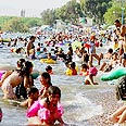 מתרחצים בחוף לבנון צילום: יריב כץ