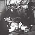 בדיקת דרכונים בנמל יפו, 1933