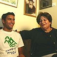 לא מדברים. גאולה עמיר והאח אמיתי צילום: עופר עמרם