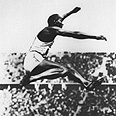אוונס באחת מקפיצותיו באולימפיאדת ברלין, 1936