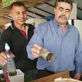 פרץ מכין לבנה בסיור בנגב צילום: צפריר אביוב