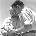 האלוף יצחק שדה בנמל התעופה לוד לאחר כיבושו
