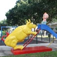 השור של אסם: במבה על הראש (האמן: גד אפוטקר) 