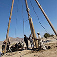 קידוח באר באפגניסטן, 2003. קידוח באר באפגניסטן, 2003.