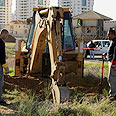 מקום נחיתת הרקטה באשקלון צילום: צפריר אביוב
