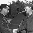 הרמטכ"ל היוצא, יגאל ידין (מימין) מברך את הרמטכ"ל הנכנס, מרדכי מקלף, 1952