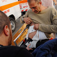 אחד הנפגעים באשקלון צילום: אמיר כהן
