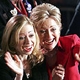 סידורים קשים. הילרי וצ'לסי צילום: AP Photo/The Plain Dealer, Joshua Gunter