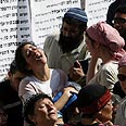 בכי וזעקות ברחבת הישיבה צילום: רויטרס