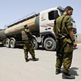 דלק מזוט נחל עוז פלסטינים ישראל משאיות (צילום: רויטרס)