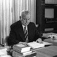 אפרים קציר כנשיא במשרדו בירושלים, 1975