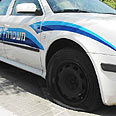 ניידת משטרה גלגלים פנצ'ר פנצ'רים רחוב ראול ולנברג (צילום: דנה קופל)
