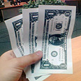 שלושה דולרים דולר מזויף מזויפים מעטפות הכסף כנסת (צילום: אמנון מרנדה)