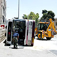 אוטובוס הפוך בזירת הפיגוע צילום: גיל יוחנן