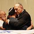 בני המשפחה ורה"מ באוהל הארונות צילום: אבי אוחיון, לע"מ