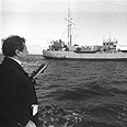 אייבי נתן על רקע "ספינת השלום", 1983 אייבי נתן על רקע "ספינת השלום", 1983