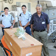 הארון של רוז בשדה התעופה צילום: AFP