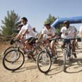 לשימוש מקומונים בלבד! מטיילים עם אופניים (צילום: עטא עוויסאת)