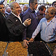 בימים אחרים- ביבי מסייר בשוק צילום: AP