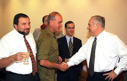 מימין: ראש הממשלה נתניהו, סגן הרמטכ&quot;ל וילנאי ומנכ&quot;ל משרד ראש הממשלה ליברמן ב-1996, (צילום: יעקב סער, לע&quot;מ).