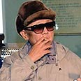 צפון קוריאה קים ג'ונג איל מעשן (צילום: AP)