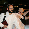 בנו של קצב מגיע לבקרו צילום: צפריר אביוב